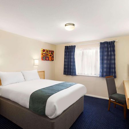 Days Inn Sutton Scotney South Экстерьер фото