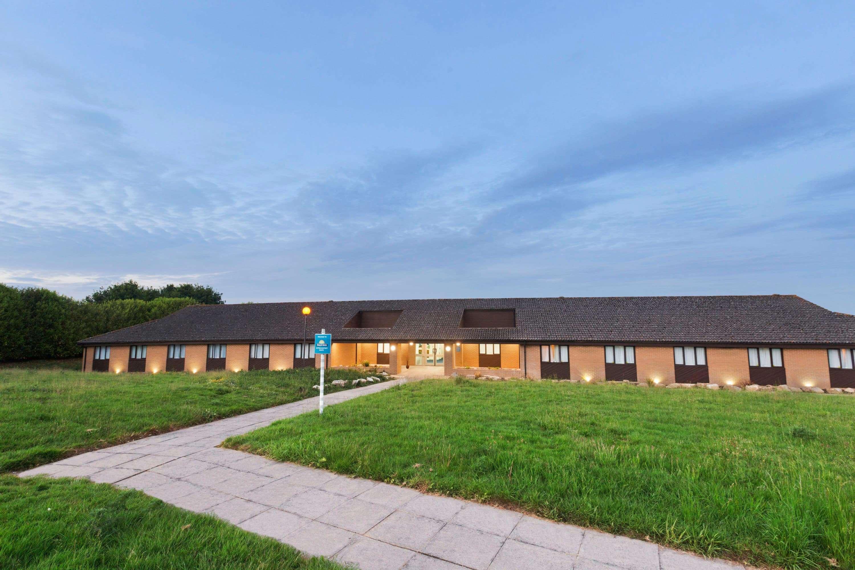 Days Inn Sutton Scotney South Экстерьер фото