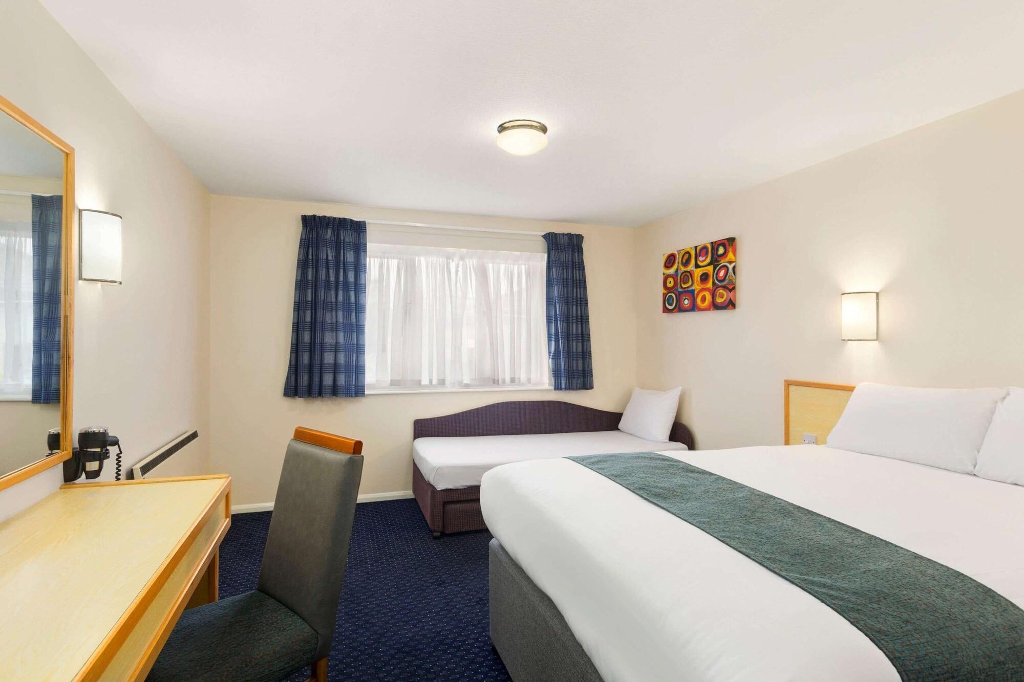 Days Inn Sutton Scotney South Экстерьер фото